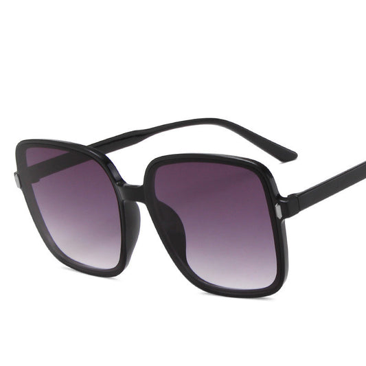 Big Square Sunglasses in black with gradient lenses, perfect for stylish summer outfits.